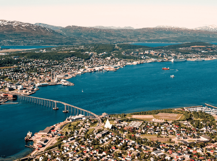 Tromsø in de winter vs zomer: wanneer ga je en wat kun je verwachten